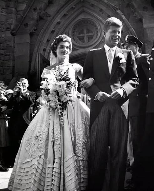Jaqueline Bouvier si bere Johna F. Kennedyho v roce 1953. 