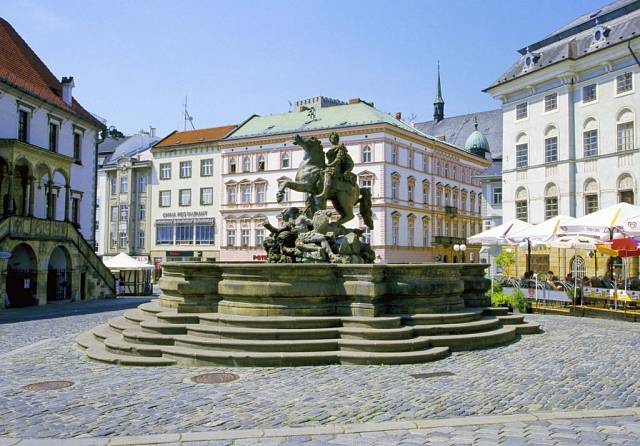 Caesarova kašna je největší v Olomouci, v ulicích se jich nachází skoro třicet.
