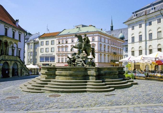 Caesarova kašna je největší v Olomouci, v ulicích se jich nachází skoro třicet.