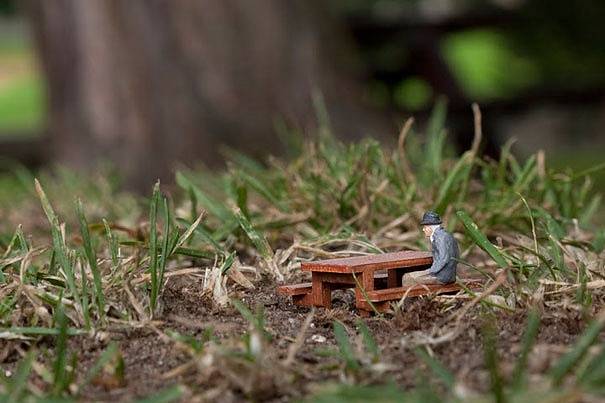 Miniaturní umění vypráví příběhy malých človíčků.