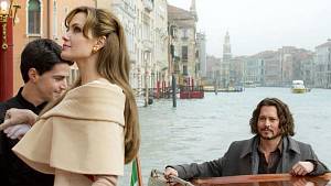 Ve filmu Cizinec se poprvé potkávají na plátně dvě velké sexy ikony šoubizu, Angelina Jolie a Johnny Depp. Česká premiéra bude 27. 1. 2011.