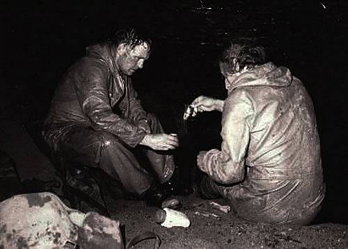 Neil Armstrong (vlevo) v jeskyni