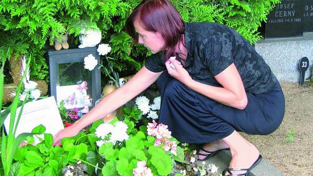 Paní Eva u hrobu své dcerky, která tragicky zemřela při autonehodě