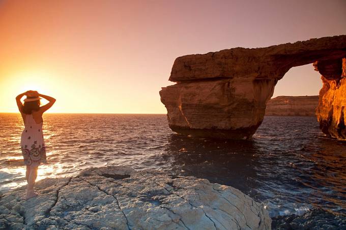 Atmosféru Azure Window umocňuje západ Slunce.