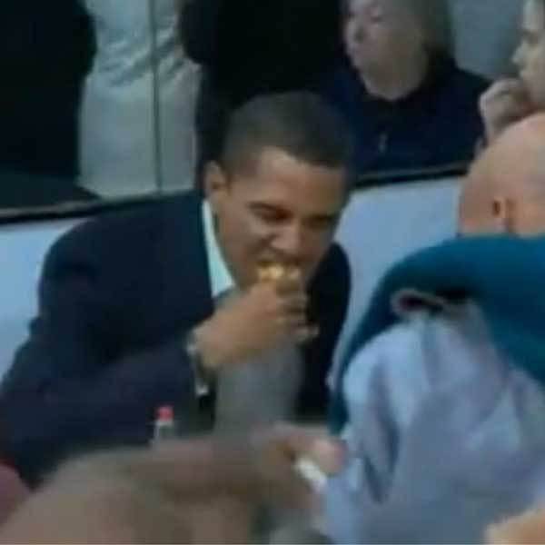 Barack Obama si pochutnává na hamburgeru
