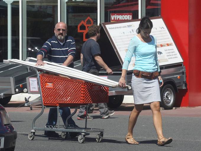 Pavlína Baburková a Petr Kratochvíl věnovali společné odpoledne nákupům.