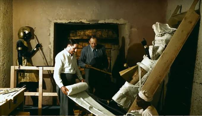 Howard Carter a Arthur Callender balí jednu z mnoha objevených soch.