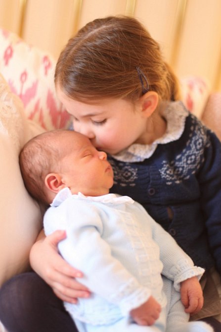 Prince Louis jako úplně malé miminko se sestřičkou Charlotte.
