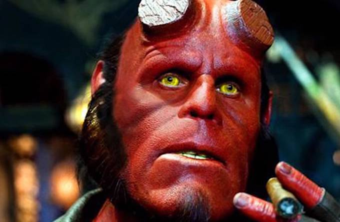 Ron Pearlman jako Hellboy.