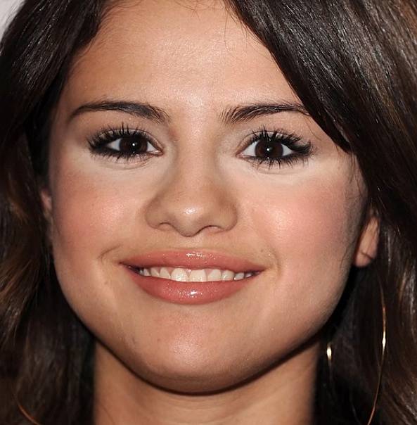 Selena s těmito fleky aspiruje spíše na make up zrůdičku než na krasavici z Hollywoodu