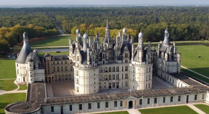 Ten je inspirován Château de Chambord, který leží uprostřed lesů, zhruba 200 km jižně od Paříže. 