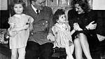 Eva Braunová s Hitlerem a dětmi, které nebyli jejich