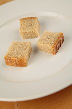Chleba nakrájejte na velikost sousta.