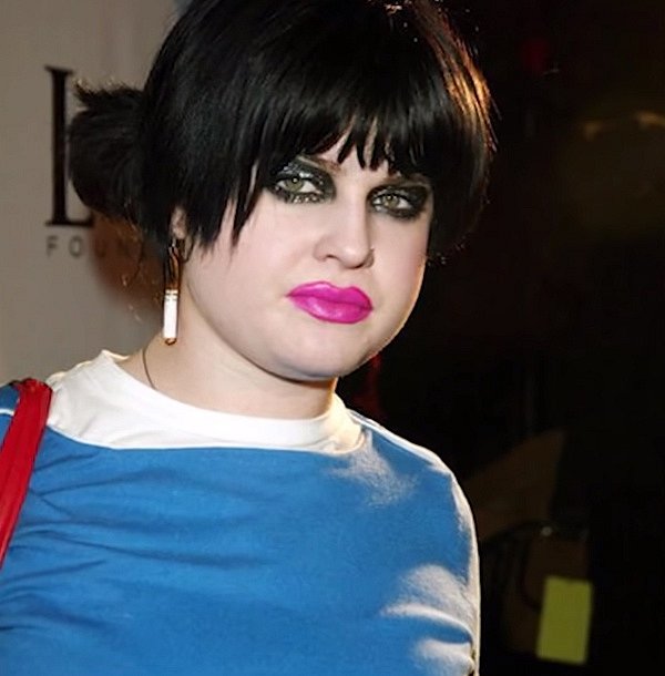 Kouřovky jsou super, vždycky byly a vždycky budou, ale musí se umět. Ne, že si vezmete černé stíny a bez rozmyslu si je naplácáte na obličej. Inu i Kelly Osbourne má za sebou temnou minulost, coby gothic lady s černým bordelem kolem očí namísto kouřovek.