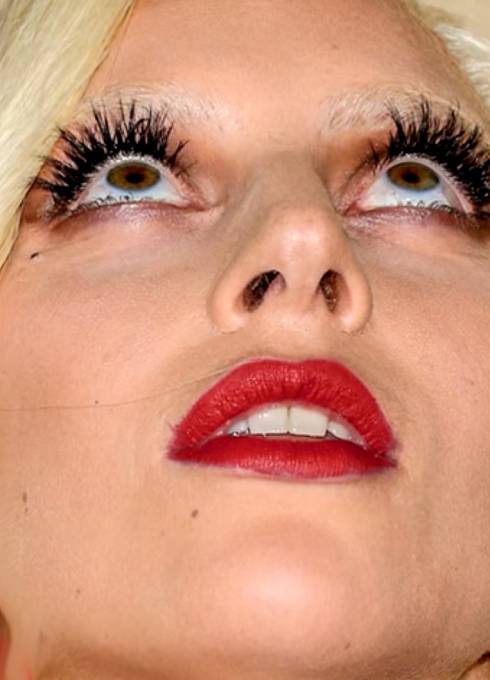 Lady Gaga není zblízka nijak krásná.