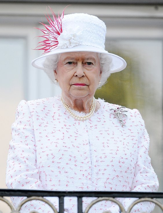 White hats Королева. Королева Англии в белой рубашке. Queens state
