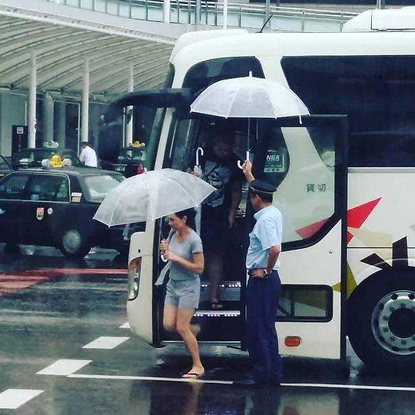 Když prší, řidič autobusu vás před deštěm ochrání