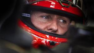 Život slavného závodníka Michaela Schumachera stále visí na vlásku. 