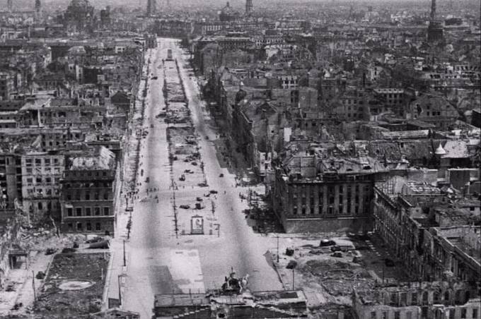 Během války nebylo ušetřeno žádné město. Bombardovány byly všechny strany a prohrávající Německo to na civilistech odneslo opravdu hodně. Na fotce z května 1945, kdy válka skončila, Berlín po mohutném bombardování. 