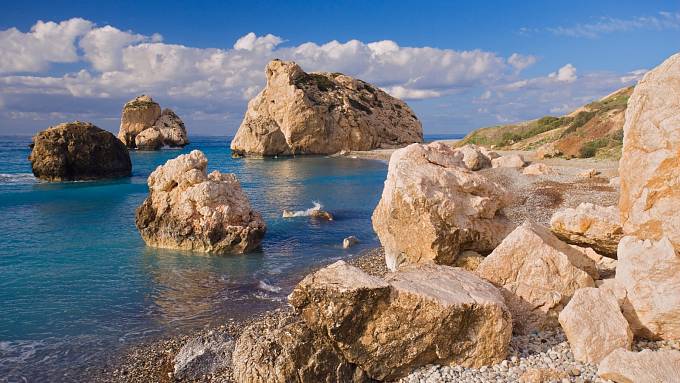 Afroditina skála v Petra tou Romiou je zapsaná do přírodního dědictví UNESCO. 