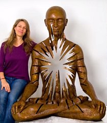 Australská umělkyně, která dělá děravé sochy meditujícího Buddhy. 