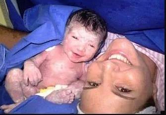 Tohle miminko se narodilo pro kameru.