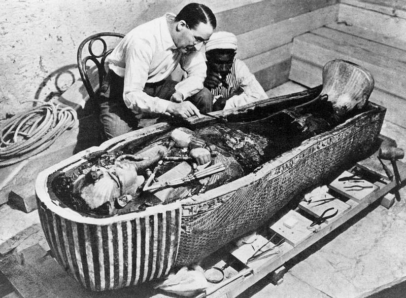 Howard Carter zkoumá Tutanchamonovo tělo. 