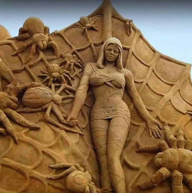 Pavoučí královna z písku.
