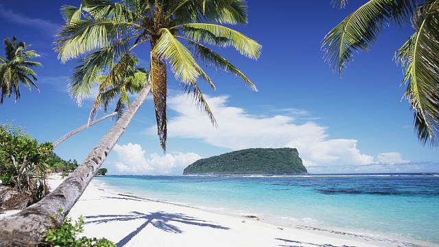Samoa je sopečného původu a lemují ji korálové útesy. Vnitrozemí je hornaté, nejvyšší hora Mauga Silisili má 1858 m. Žije zde téměř 200 tisíc obyvatel a hlavním městem je Apia.