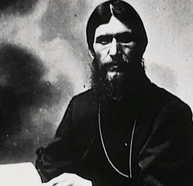 Rasputin při motlitbě.