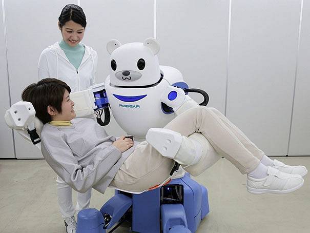 Robot, který seniory zvedne z/do postele nebo jim pomůže na vozík