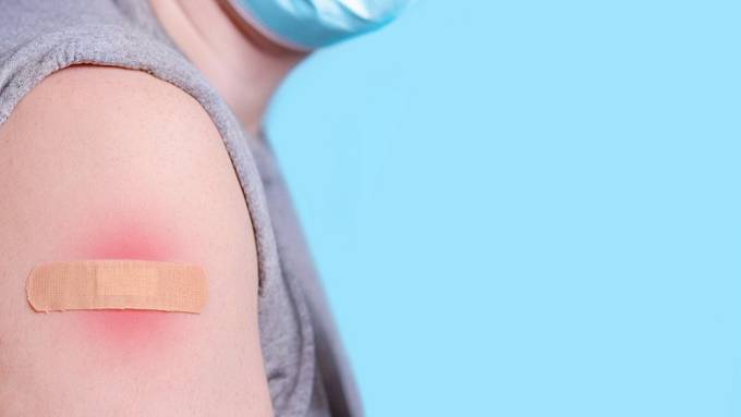 Po očkování Modernou dochází často ke kožní reakci.