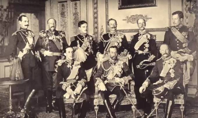 Fotografie králů Evropy v roce 1910. Zleva: Stojící: Haakon VII. (Norsko), Ferdinand I. (Bulharsko), Manuel II. (Portugalsko), Vilém II. (Prusko), Jiří I. (Řecko), Albert I. (Belgie), sedící: Alfons XIII. (Španělsko), Jiří V. (VB), Frederik VIII. (Dánsko)