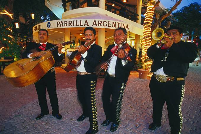 ... a mexičtí hudebníci vyhrávají všude před restauracemi.