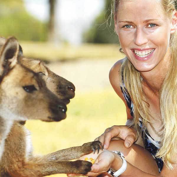 Klokánku, dej mi pac. Dementěvová si v zoo prohlížela australská zvířátka.