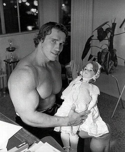 Arnold Schwarzenegger s panenkou při zkoušení role