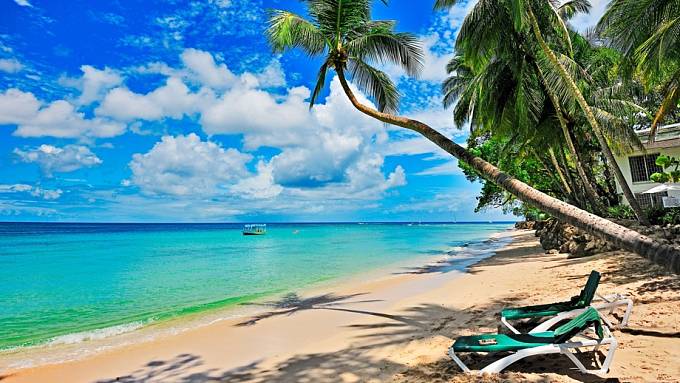 Nádherně bílý písek, průzračné moře a všudypřítomné palmy. Barbados zkrátka představuje klasický karibský ráj.