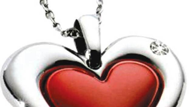 Přívěsek: Morellato Love – srdce s červeným dekorem a diamantem – chirurgická ocel, cena 2 390 Kč, www.darek.cz
