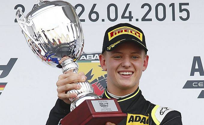 Mick Schumacher jde v otcových šlépějích. 