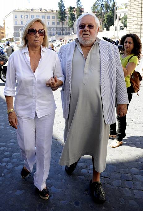 Paolo ve slušivé tunice a s manželkou Maurou v roce 2010.