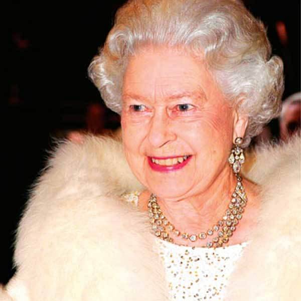 Alžběta II. Na veřejnosti vždy šik, v soukromí milá a vtipná paní.