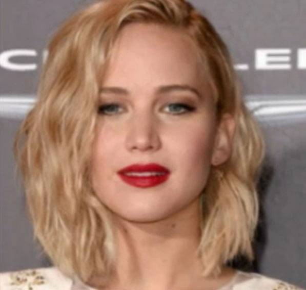 Jennifer Lawrence plus linky plus rudá rtěnka plus make-up rovná se nádhera.