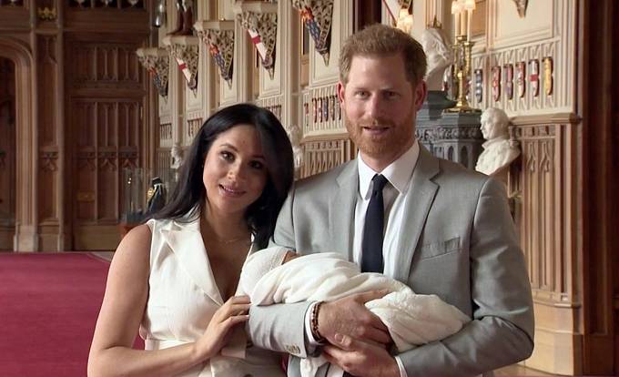 Meghan Markle s Princem Harrym nám poprvé představili svého potomka