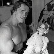 Arnold Schwarzenegger s panenkou při zkoušení role