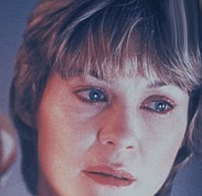 Elliottova matka, která i přes prvotní šok chce E. T.ho zachránit a pro svého syna se obětuje, jak jen to jde. Bojí se o život celé rodiny, ale brzy jí dojde, že musí malého návštěvníka z jiné planety zachránit.