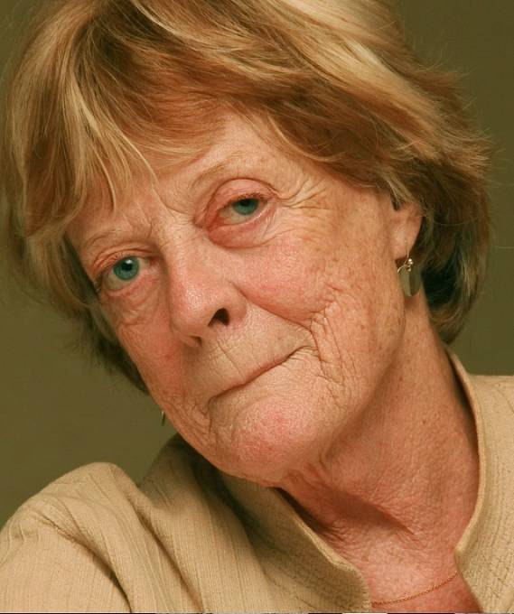 Matku představenou si zahrála osoba nejpovolanější a tou byla Maggie Smith. Dáma, jejíž rok narození je 1934 a která má doma dva Oscary. Znáte ji coby profesorku McGonagallovou z Harryho Pottera, ačkli její herecká kariéra je daleko zajímavější.