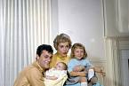 31 let: S Tonym Curtisem měla dcery Kelly (vpravo) a Jamie Lee. 