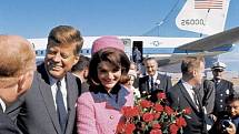 John F. a Jackie Kennedyovi při příletu v roce 1961.