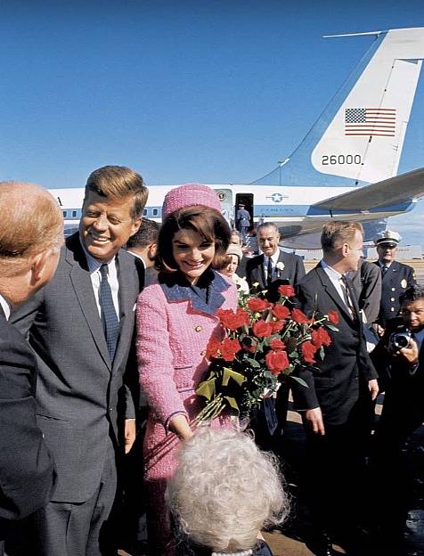 John F. a Jackie Kennedyovi při příletu v roce 1961.