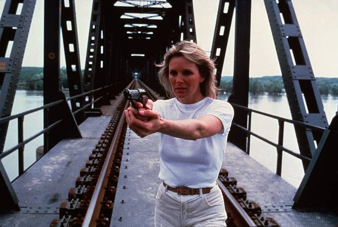 37: V akčním filmu Avalanche Express (1979) vzala do ruky zbraň.